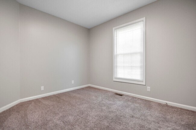 Building Photo - Updated Three Bedroom!