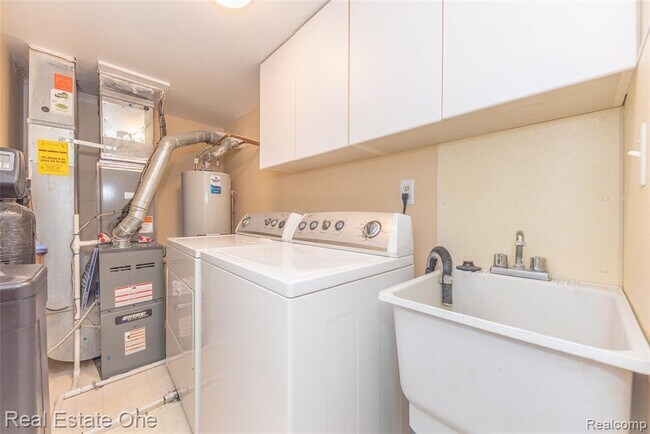 Building Photo - 61186 Greenwood Dr