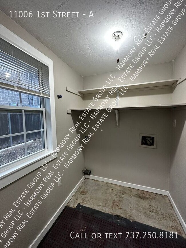 Building Photo - 11006 1st St