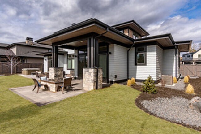 Building Photo - Custom 4 Bed Home in Shevlin West