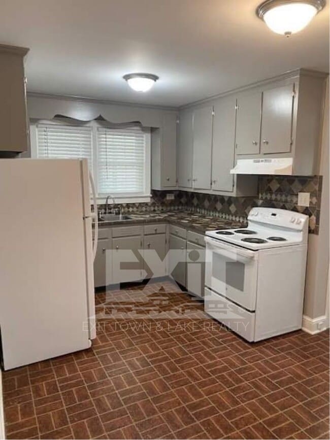 Building Photo - Close to Shopping, Hospital, Schools, Restaurants