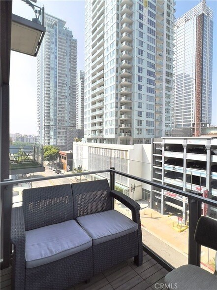 Building Photo - 1100 S Hope St