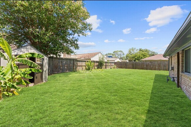 Building Photo - 815 Pebbleshire Dr