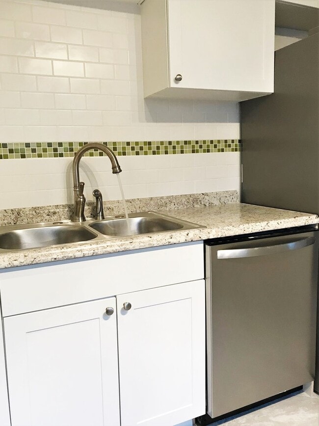 Building Photo - Holiday Heights