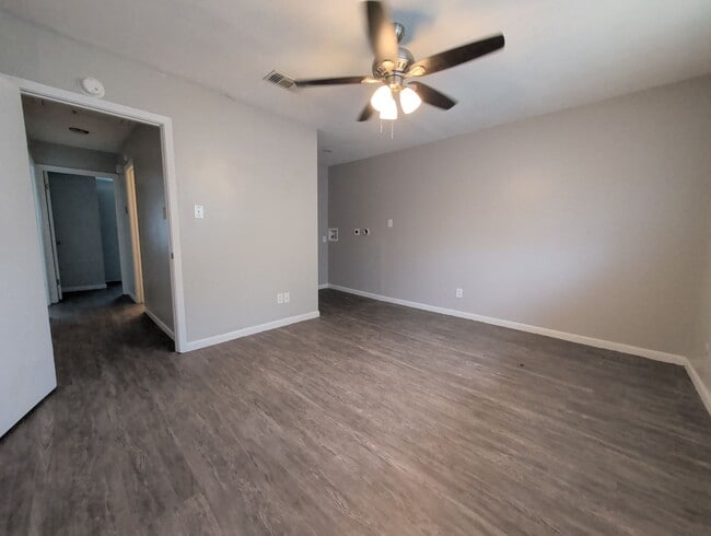 Building Photo - Updated Brookridge Townhome Available Now