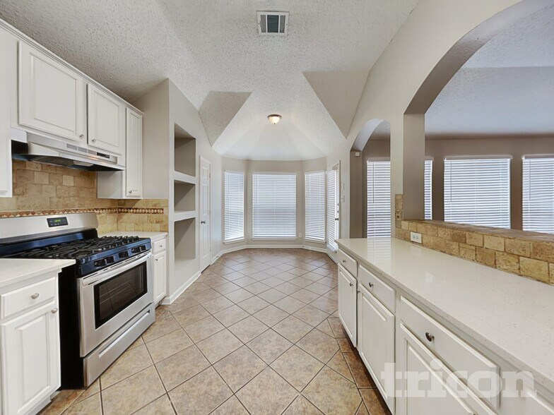 Building Photo - 1041 Essex Dr