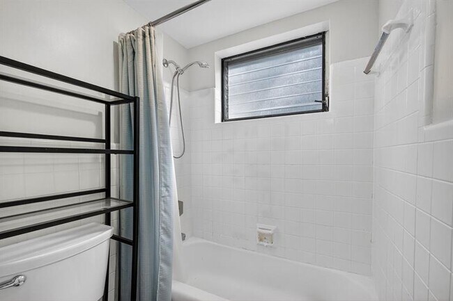 Building Photo - 2624 NE 30th Pl