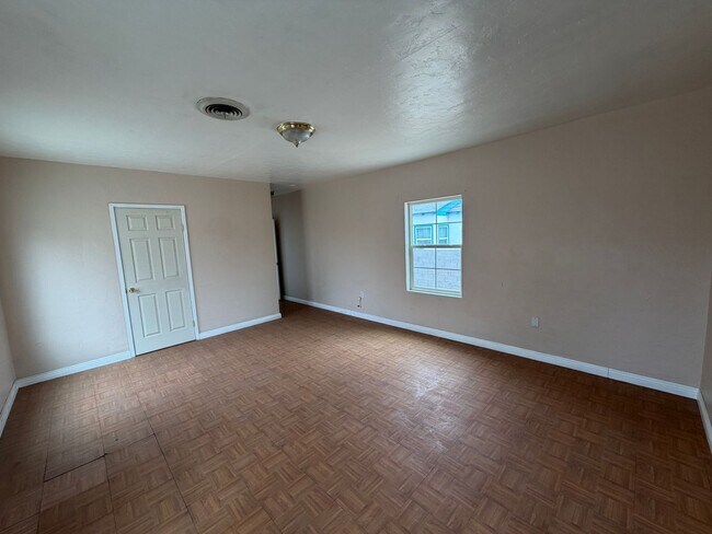 Building Photo - Charming and spacious Needles home