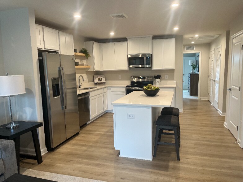 Building Photo - 532 Destination Way