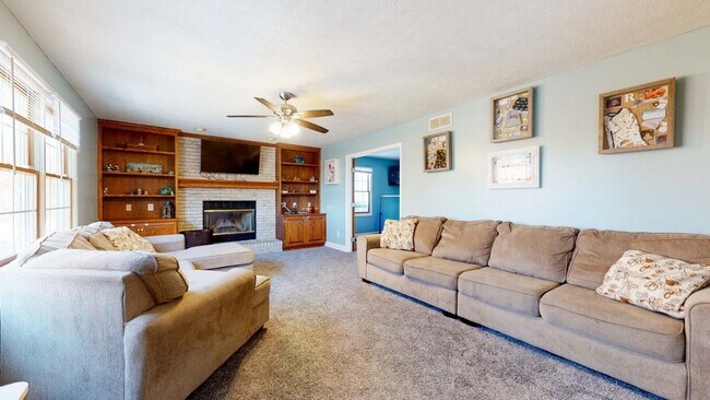 Building Photo - Stunning 4-Bedroom, 3.5-Bath Home with Over 3,800 Sq. Ft. of Ideal Living Space in East Bloomington