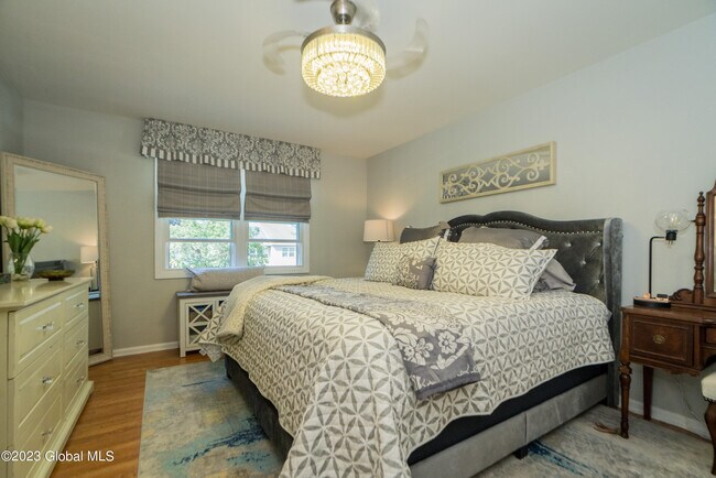 Building Photo - 18 Jaipur Ln