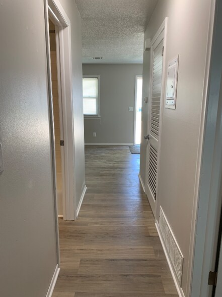 Building Photo - 210 N 4th St