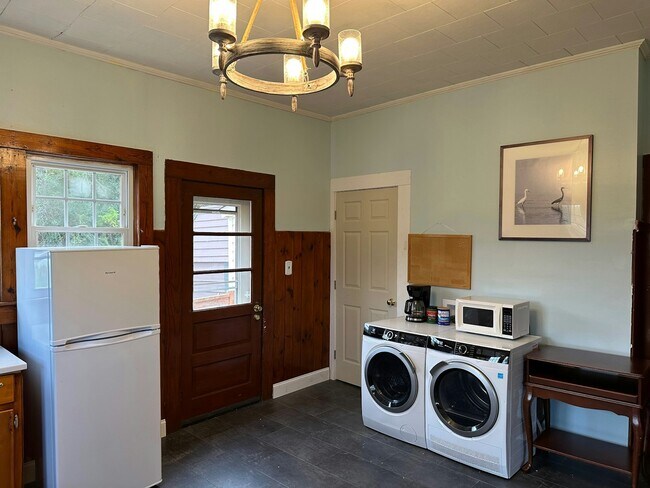 Building Photo - 302 Catawba Ave