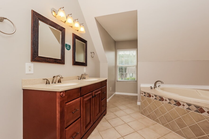 Building Photo - 222 Hermitage Dr