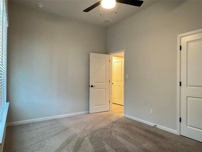 Building Photo - 142 Willamette Wy