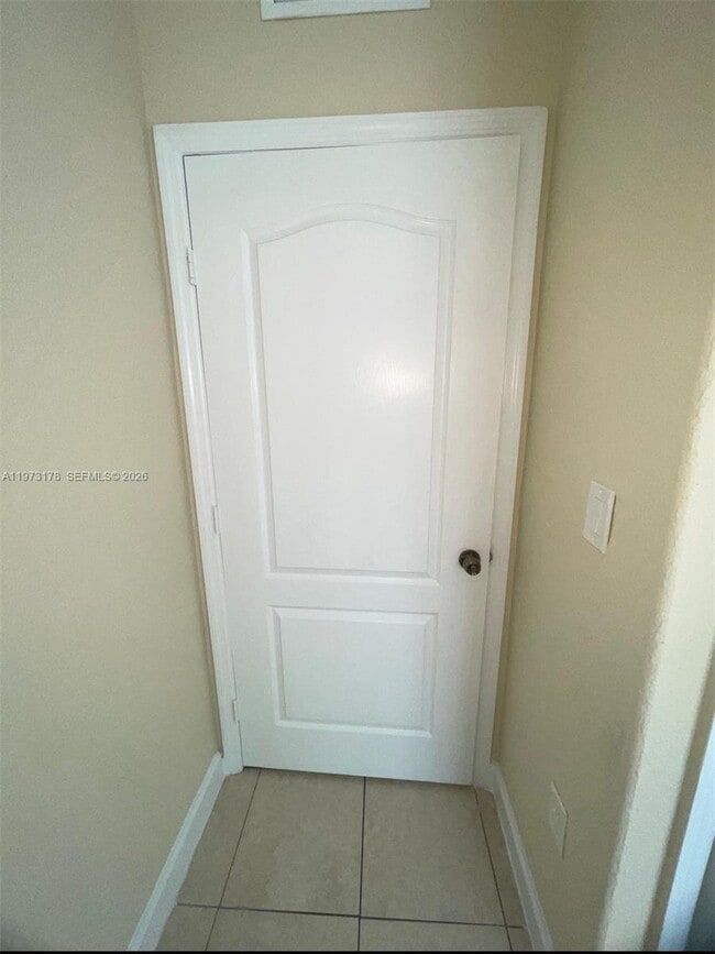 Building Photo - 1661 SE 29th Ct