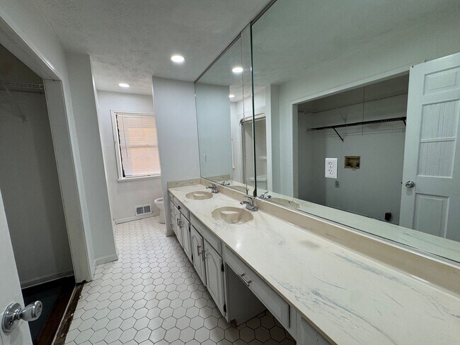 Building Photo - Charming 3 bedroom, 2 bathroom Ranch-Style Home