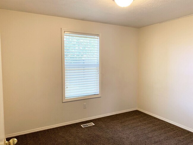 Building Photo - Charming 3 bed 2 bath home in a quiet Boise Neighborhood just off Glenwood and Hill Rd.