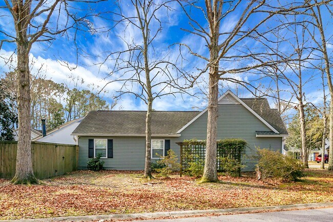 Building Photo - **$500 Off First Months Rent** Charming 3 Bedroom 2 bathroom ready for you to call home!