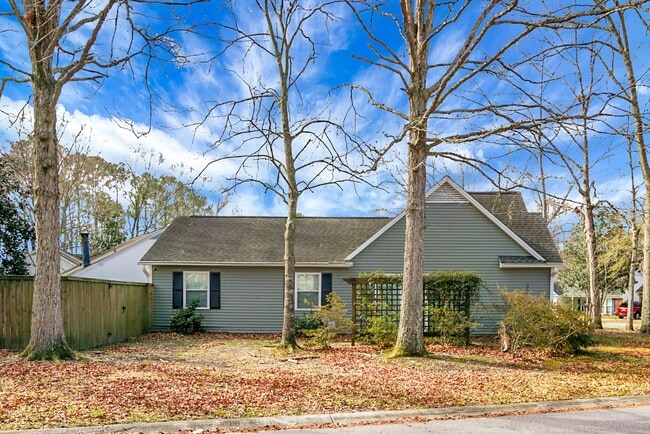 Building Photo - Charming 3 Bedroom 2 bathroom ready for you to call home!