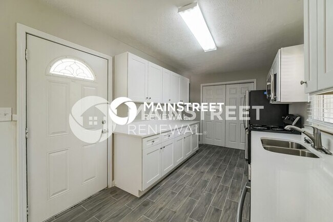 Building Photo - 3 Bedroom Pet-Friendly Home in Douglasville, GA with Main Street Renewal