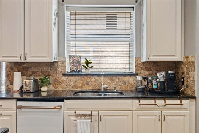 Building Photo - 1505 Laurel Oak Loop