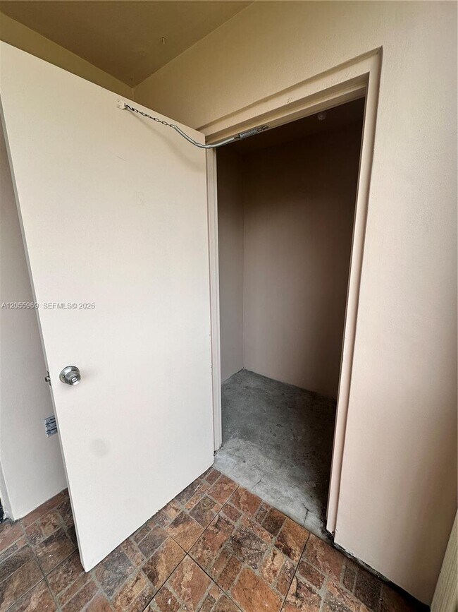 Building Photo - 10425 SW 112th Ave
