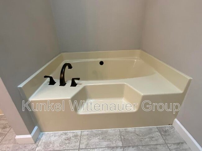 Building Photo - 1721 Spruce Hill Dr