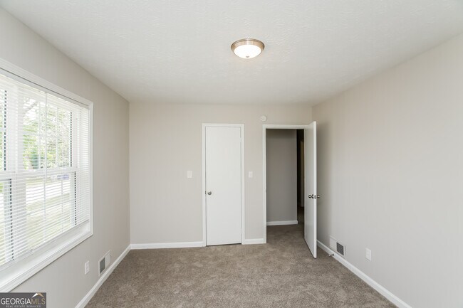 Building Photo - 185 Heritage Way