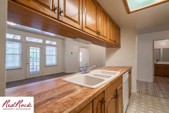 Building Photo - 3 Bedroom End Unit Home in Downtown St. Ge...