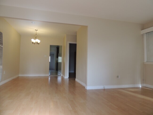 Building Photo - 367 Burchett St