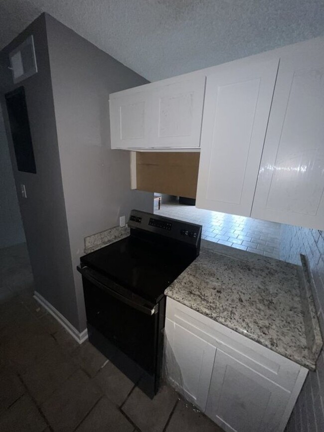 Building Photo - Newly renovated! 2 bedroom 1 bath townhous...
