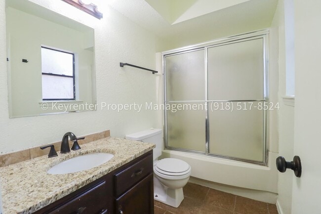 Building Photo - 1359 E 60th St