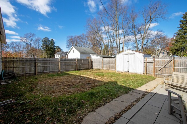 Building Photo - Two Bedroom, Single Family Home