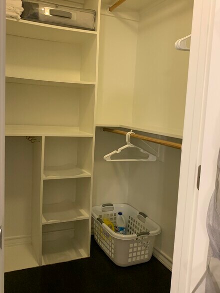 Building Photo - 407 E 45th St #116