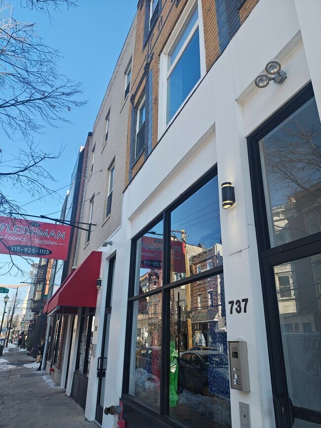 Building Photo - 737 S 4th St