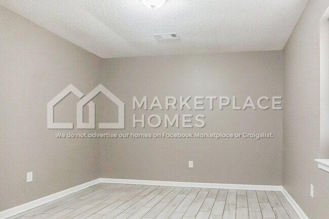 Building Photo - 5800 Laurie Dr