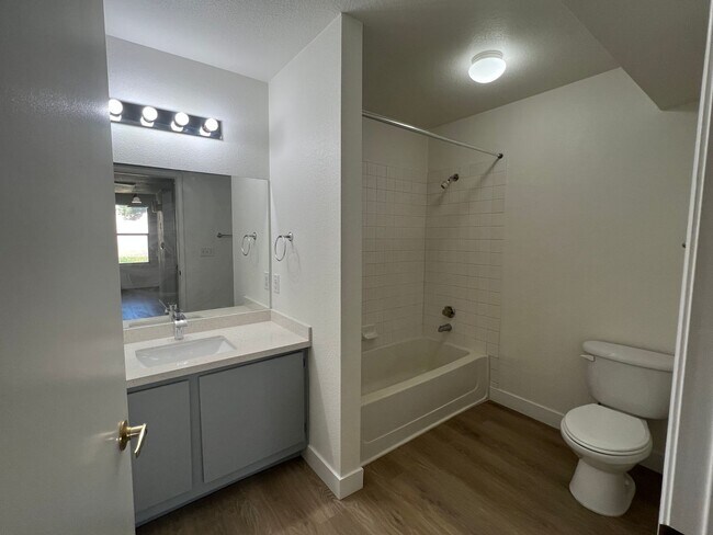 Building Photo - Beautifully Upgraded 2 Br 2 Ba Condo MOVE ...