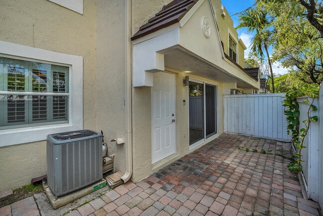Building Photo - 4550 SW 68th Ct