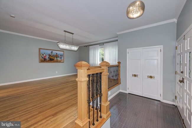 Building Photo - 1717 Country Club Dr