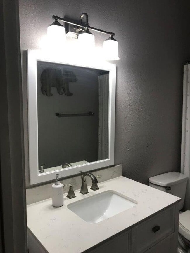 Building Photo - Spacious 2/2 Condo Minutes from Campus. Fu...