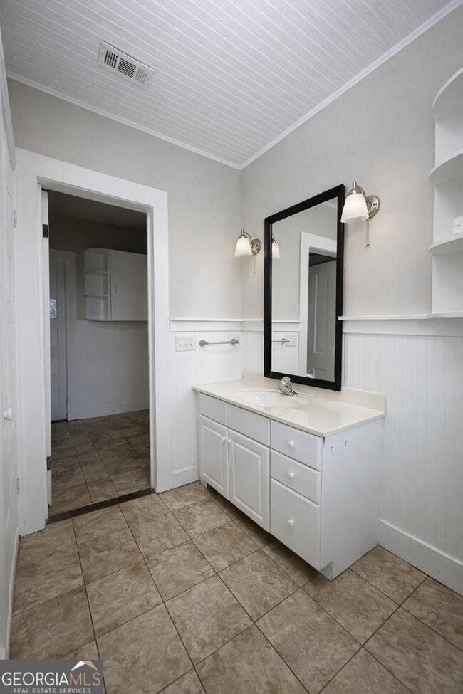 Building Photo - 392 S Cherokee Rd