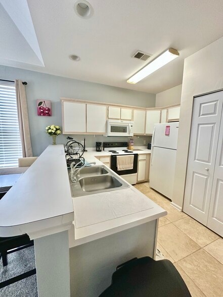 Building Photo - 1286 River Oaks Dr