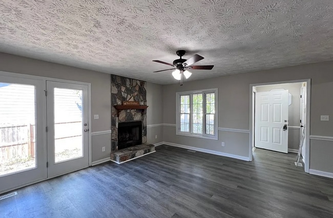 Building Photo - NEW LISTING!!!!!