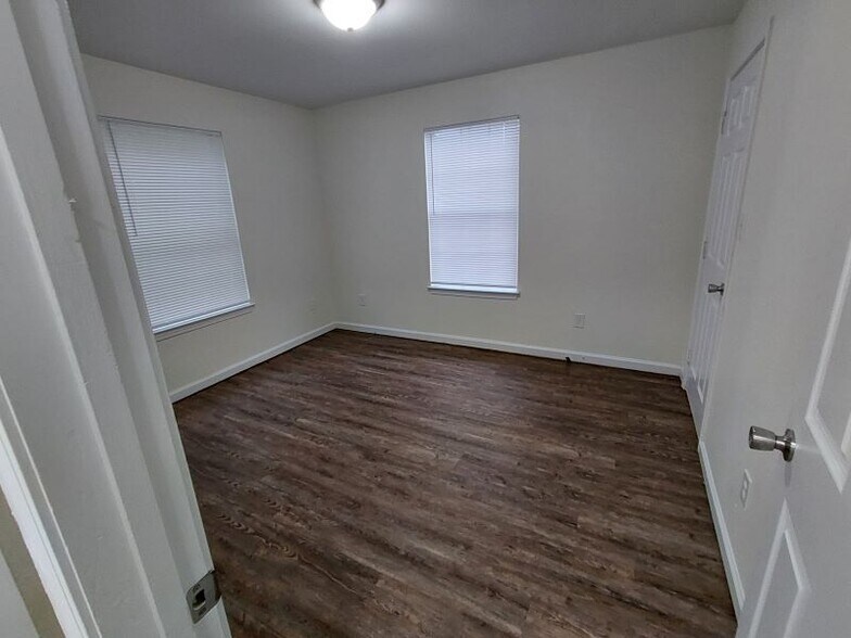 Building Photo - 15143 Deer Creek Dr