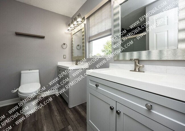 Building Photo - 900 SE Woodbine Dr