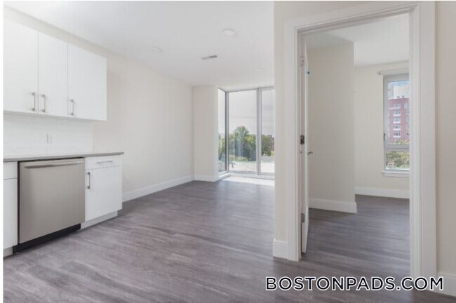 Building Photo - 1065 Tremont St