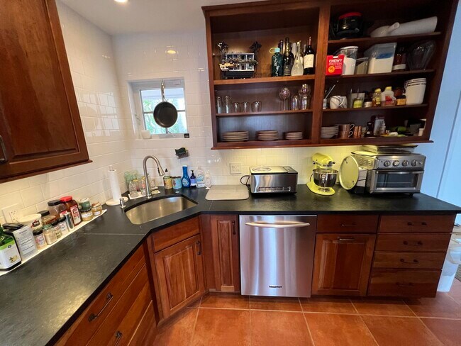 Building Photo - 1653 Poinsettia Dr