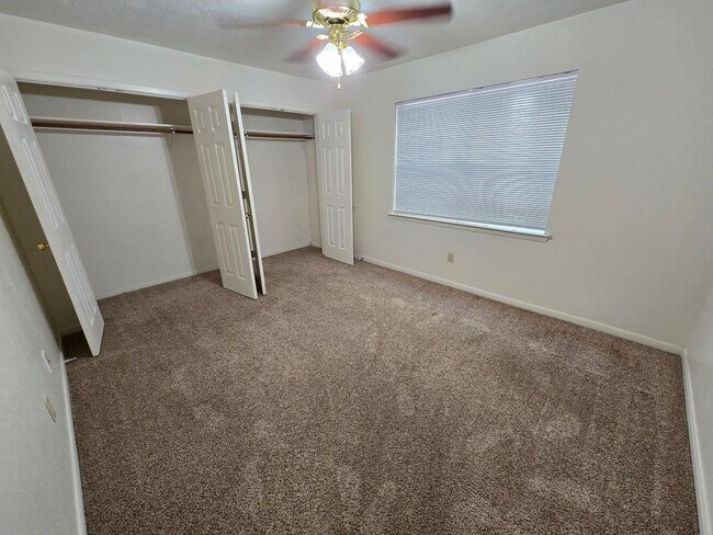 Building Photo - College Station - 3 bedroom / 2 bath 4 plex- downstair units.