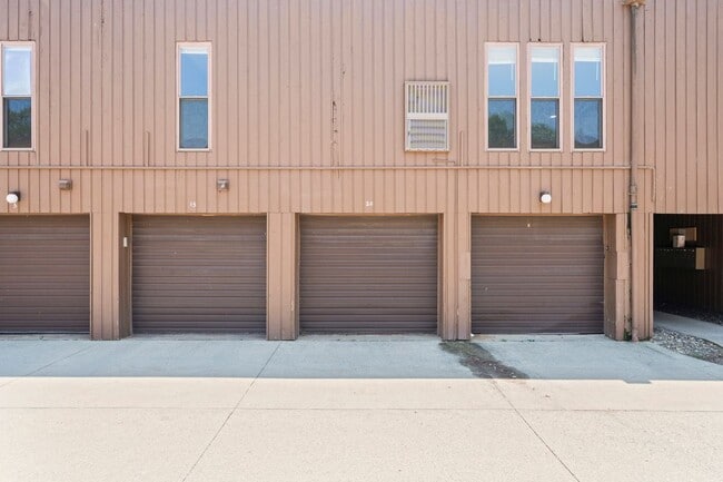 Building Photo - 33803 Electric Blvd